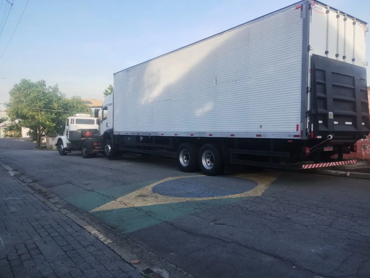 Caminhão sendo guinchado 8 Guincho pesado